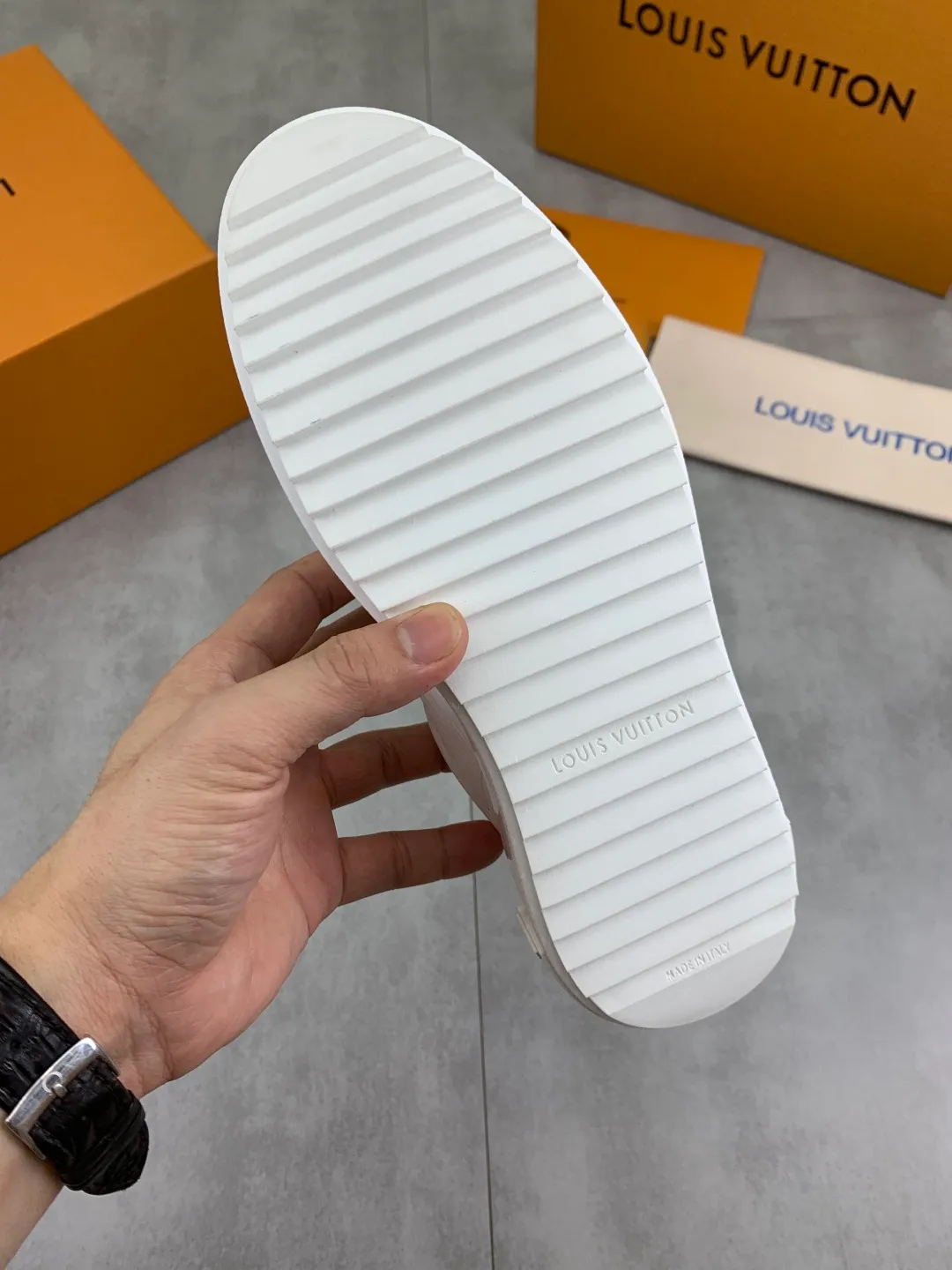 Men's men's shoes 💰P700 New 💶 Top version [LOUIS VUITTON] Couple 🧑‍🤝‍🧑 Craft style series (original order) New 🍀LV Louis Vuitton - top version LV classic high-top trendy shoes! Made of imported original craft calfskin, original breathable lining, and original wear-resistant, lightweight, high-end TPU outsole! High quality products! A variety of colors are available, code numbers: female 35-39, male 39-44 (female 40, male 45 customized)